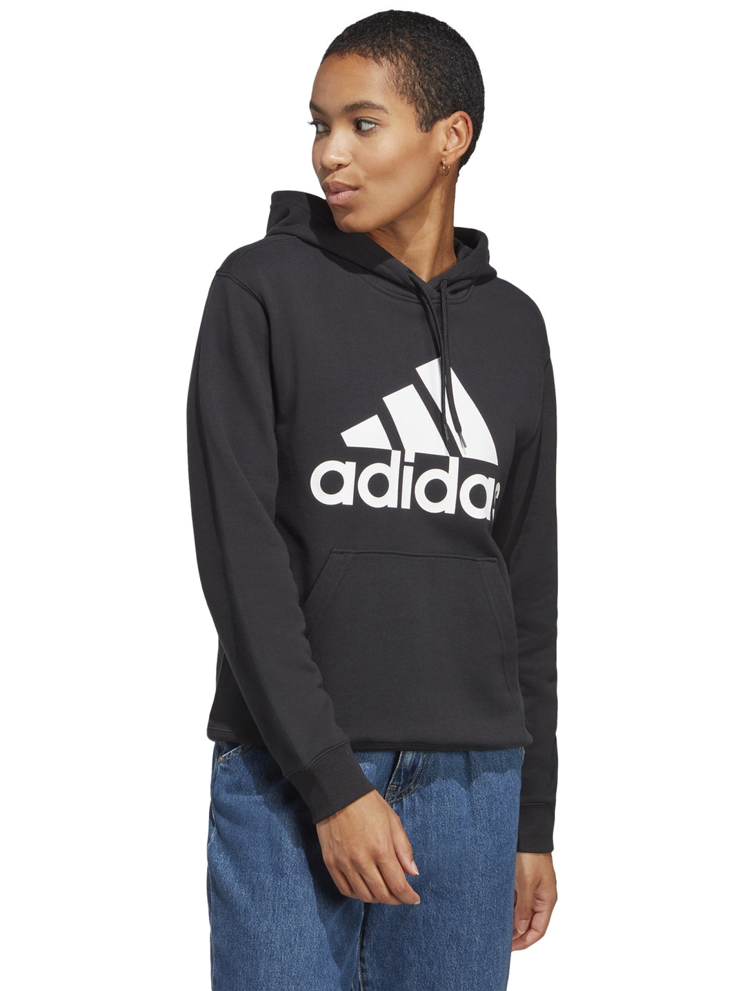 Sudadera con capucha color negro de la marca Adidas con logotipo blanco grande en el pecho.
