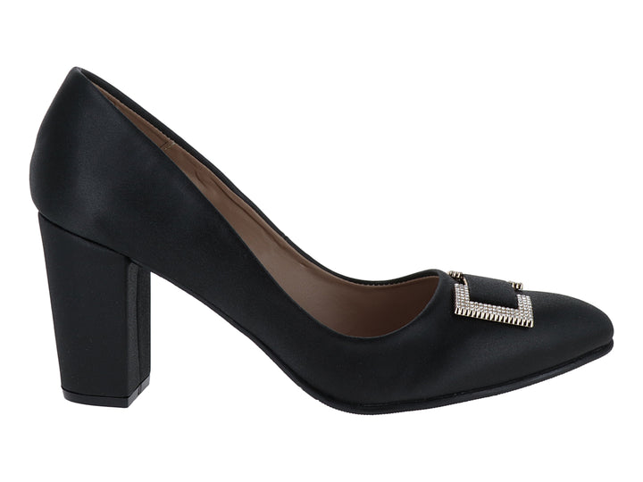 Zapato de tacón cuadrado color negro con hebilla decorativa brillante en la punta.