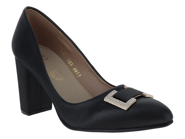 Zapato de tacón cuadrado color negro con hebilla decorativa brillante en la punta.