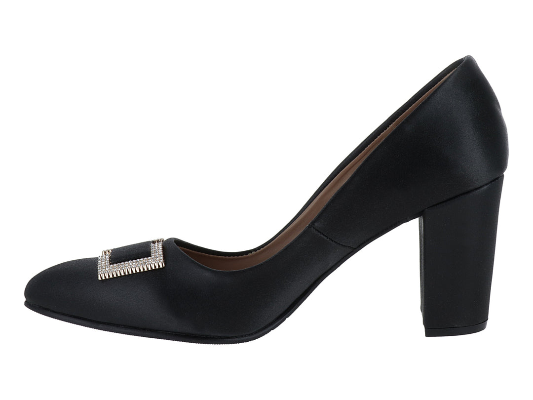Zapato de tacón cuadrado color negro con hebilla decorativa brillante en la punta.