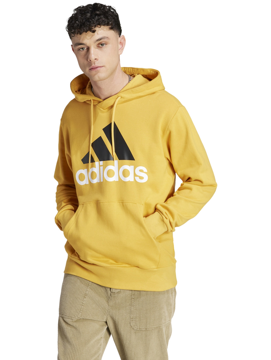 Sudadera con capucha color amarillo de la marca Adidas con logotipo frontal