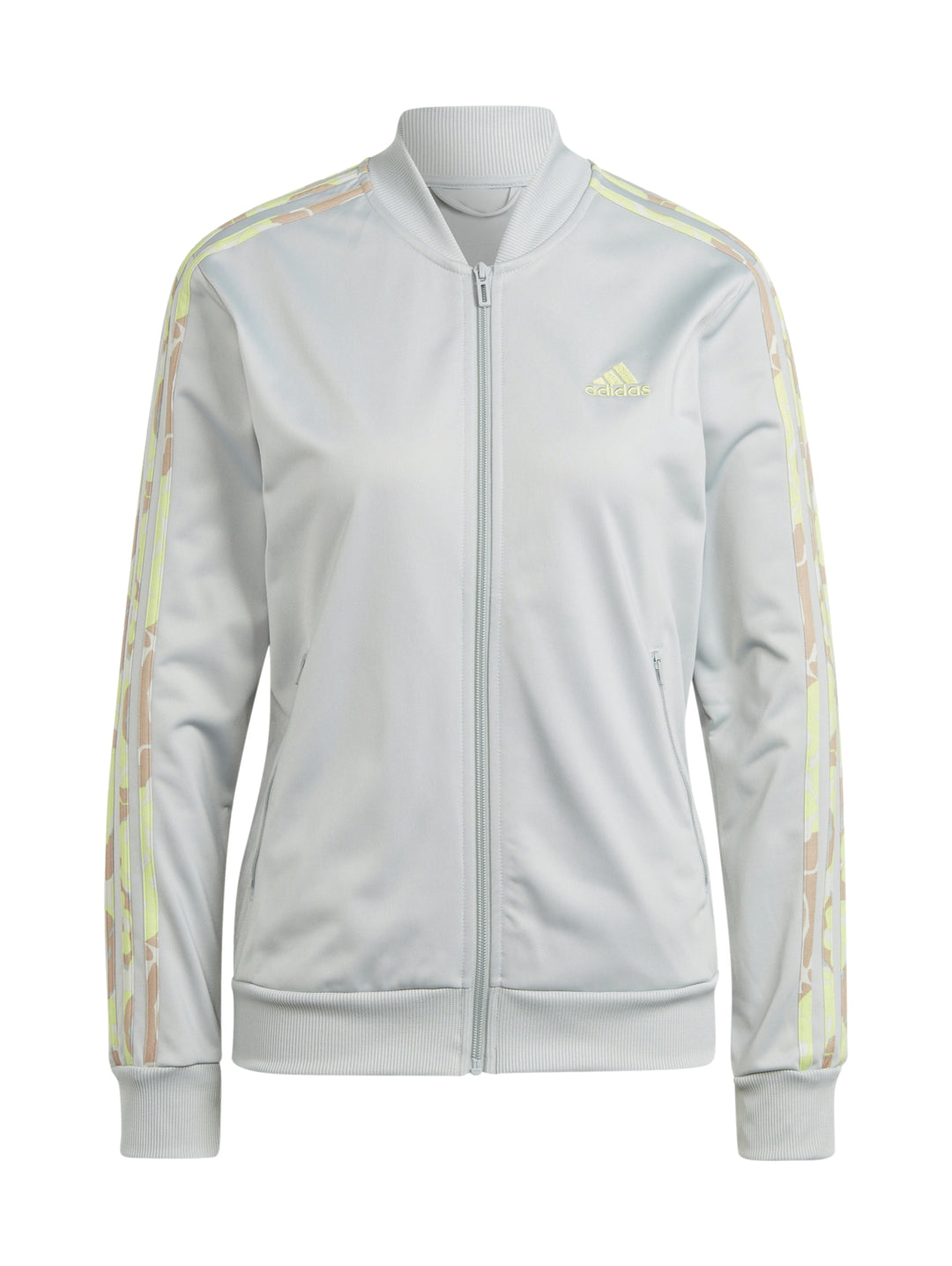 Mujer vistiendo pantalones deportivos Adidas color plata con franjas laterales multicolores.