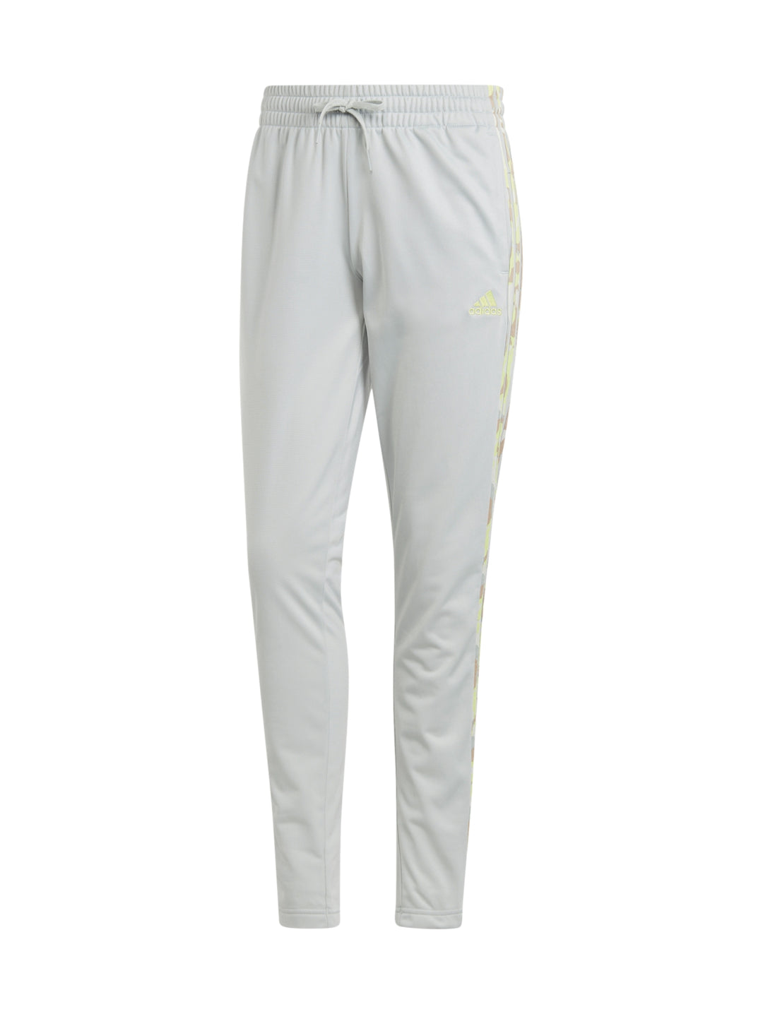Mujer vistiendo pantalones deportivos Adidas color plata con franjas laterales multicolores.