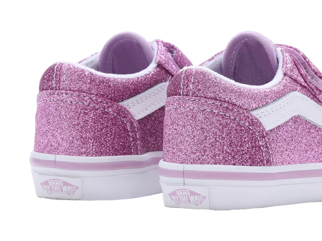 Tenis VANS Old Skool color morado brillante con suela blanca y cierres de velcro.