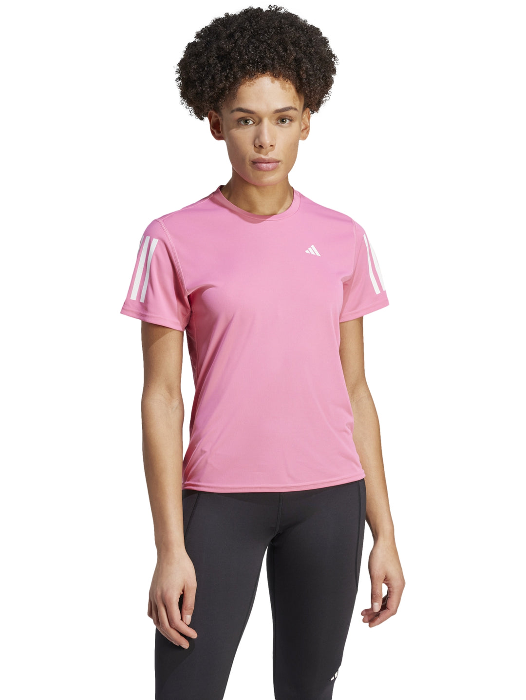 Camiseta deportiva Adidas color rosa fusión con detalles blancos en los hombros.