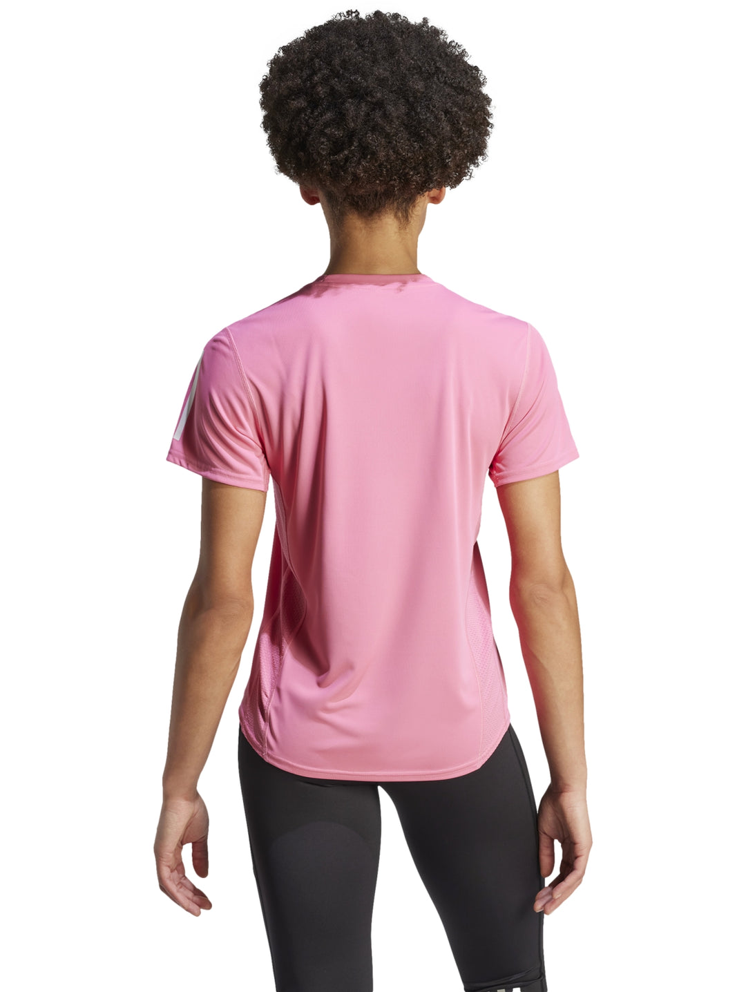 Camiseta deportiva Adidas color rosa fusión con detalles blancos en los hombros.