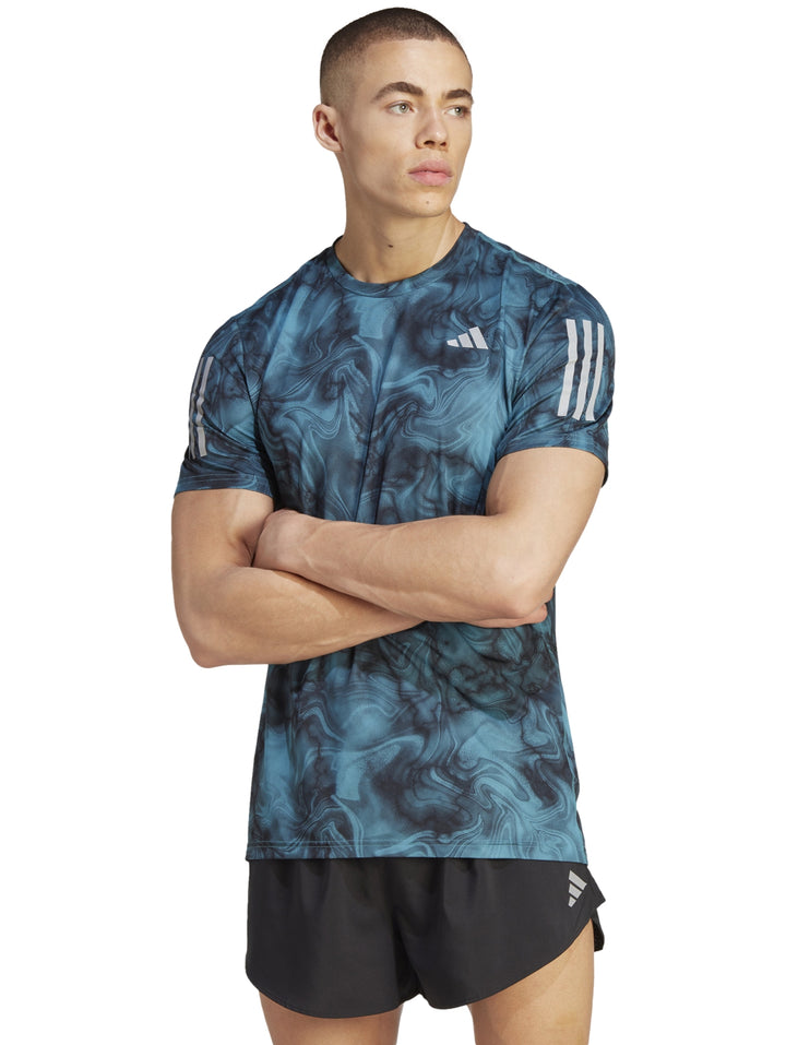 Camiseta deportiva Adidas con estampado marmoleado en tonos azul y negro.