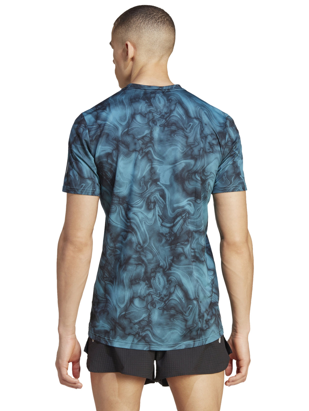 Camiseta deportiva Adidas con estampado marmoleado en tonos azul y negro.