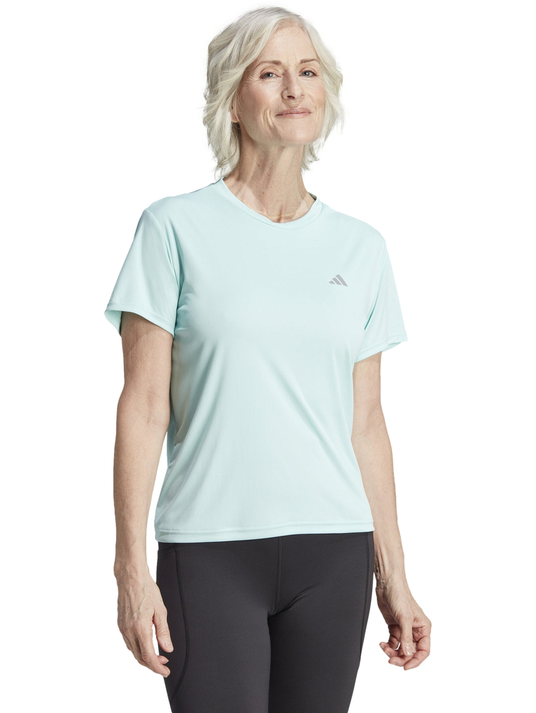 Mujer vistiendo playera Adidas Semi Flash Aqua de manga corta y cuello redondo para correr.