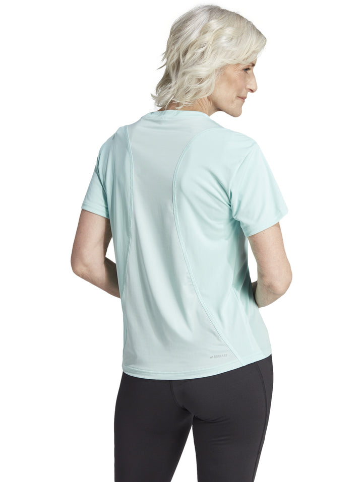 Mujer vistiendo playera Adidas Semi Flash Aqua de manga corta y cuello redondo para correr.