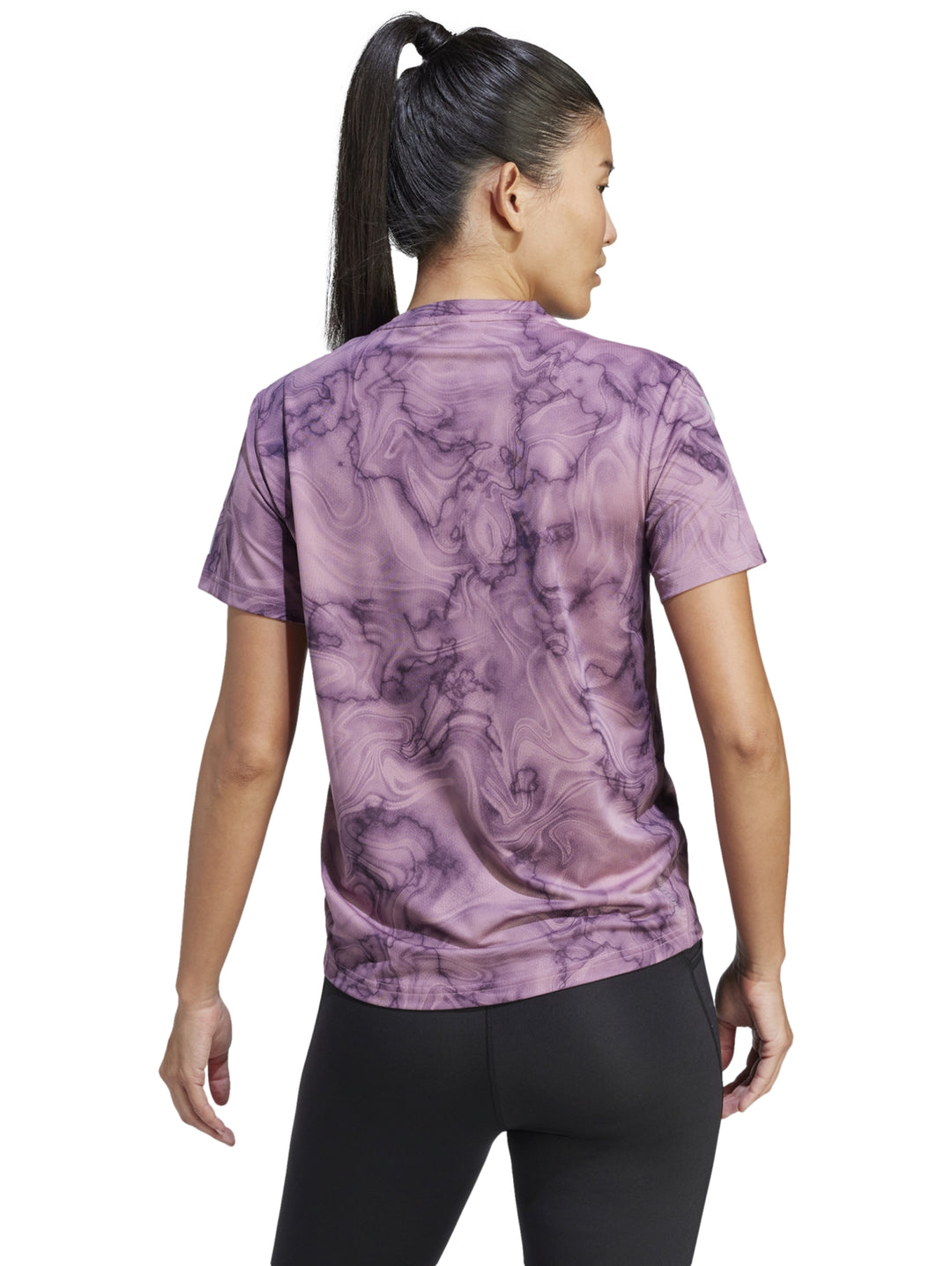 Camiseta deportiva Adidas color morado con estampado abstracto tipo mármol y mangas cortas.