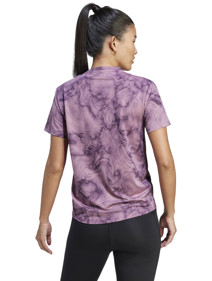 Camiseta deportiva Adidas color morado con estampado abstracto tipo mármol y mangas cortas.