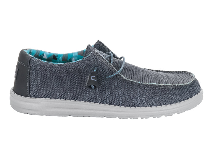 Zapato casual Hey Dude modelo Wally Sox en color gris carbón con suela blanca y forro interior estampado.