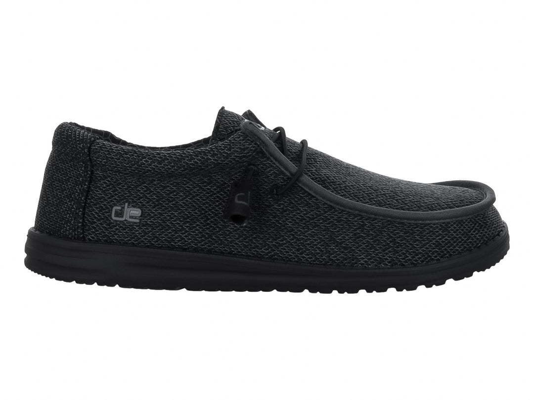 Zapato casual Hey Dude Wally Sox en color negro total con acabado tejido y suela negra.