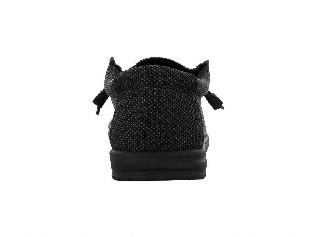 Zapato casual Hey Dude Wally Sox en color negro total con acabado tejido y suela negra.