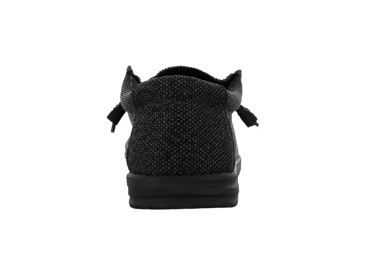 Zapato casual Hey Dude Wally Sox en color negro total con acabado tejido y suela negra.