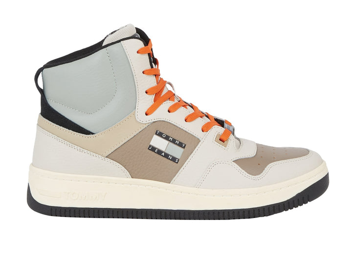 Tenis botín Tommy Hilfiger color beige con agujetas naranjas y suela negra.