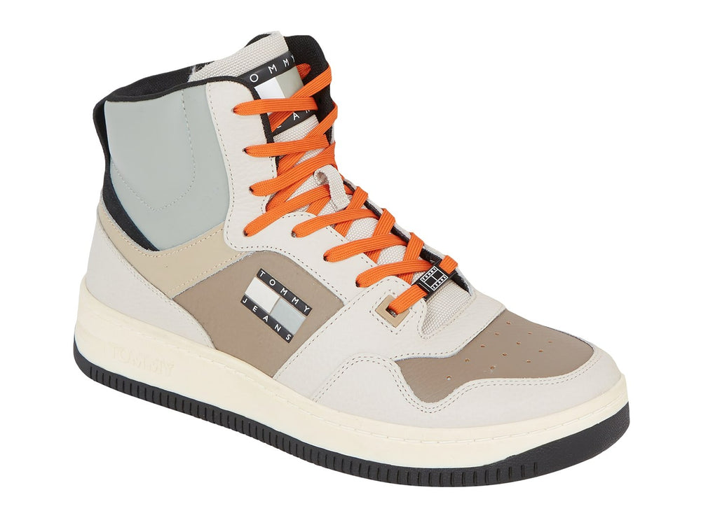 Tenis botín Tommy Hilfiger color beige con agujetas naranjas y suela negra.