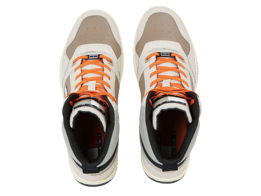 Tenis botín Tommy Hilfiger color beige con agujetas naranjas y suela negra.