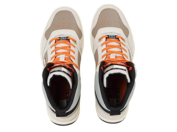 Tenis botín Tommy Hilfiger color beige con agujetas naranjas y suela negra.