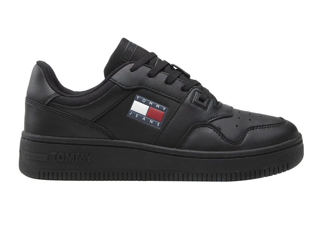 Tenis Tommy Jeans Retro Basket Ess color negro con suela gruesa y logotipo en el costado.