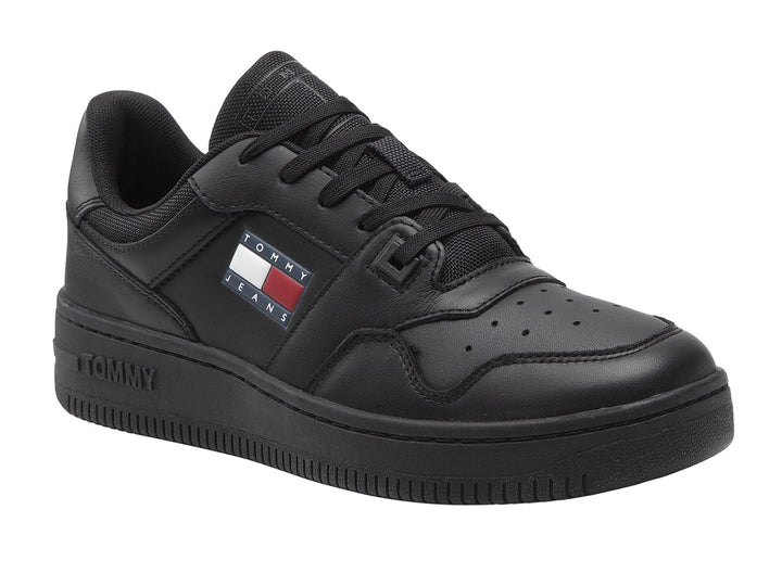 Tenis Tommy Jeans Retro Basket Ess color negro con suela gruesa y logotipo en el costado.