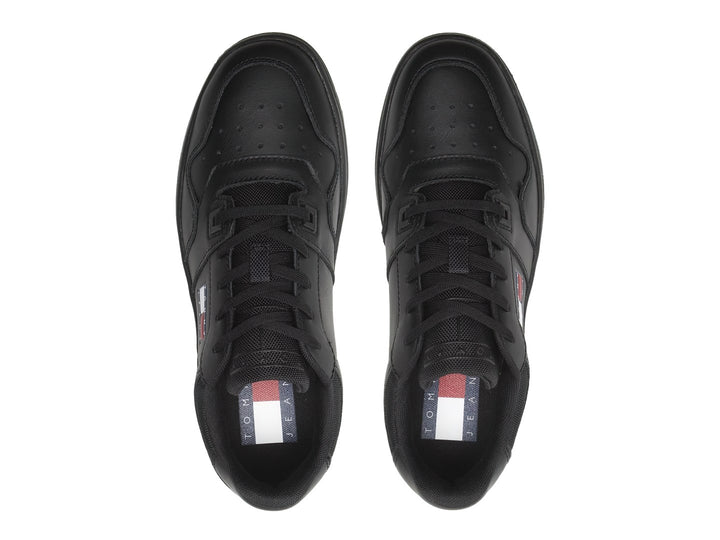 Tenis Tommy Jeans Retro Basket Ess color negro con suela gruesa y logotipo en el costado.