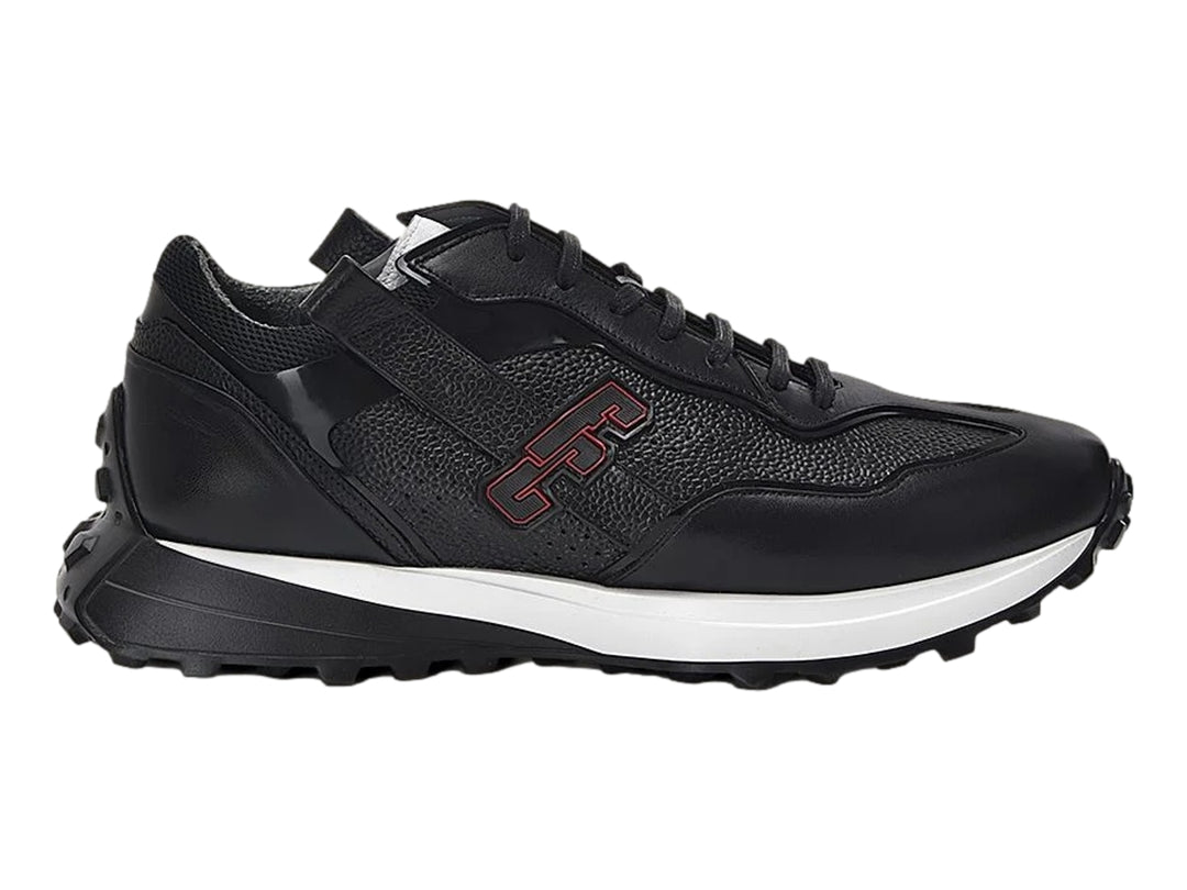 Tenis de cuero negro con suela blanca y detalles rojos laterales.