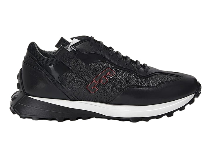 Tenis de cuero negro con suela blanca y detalles rojos laterales.