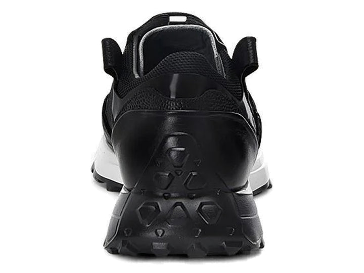 Tenis de cuero negro con suela blanca y detalles rojos laterales.