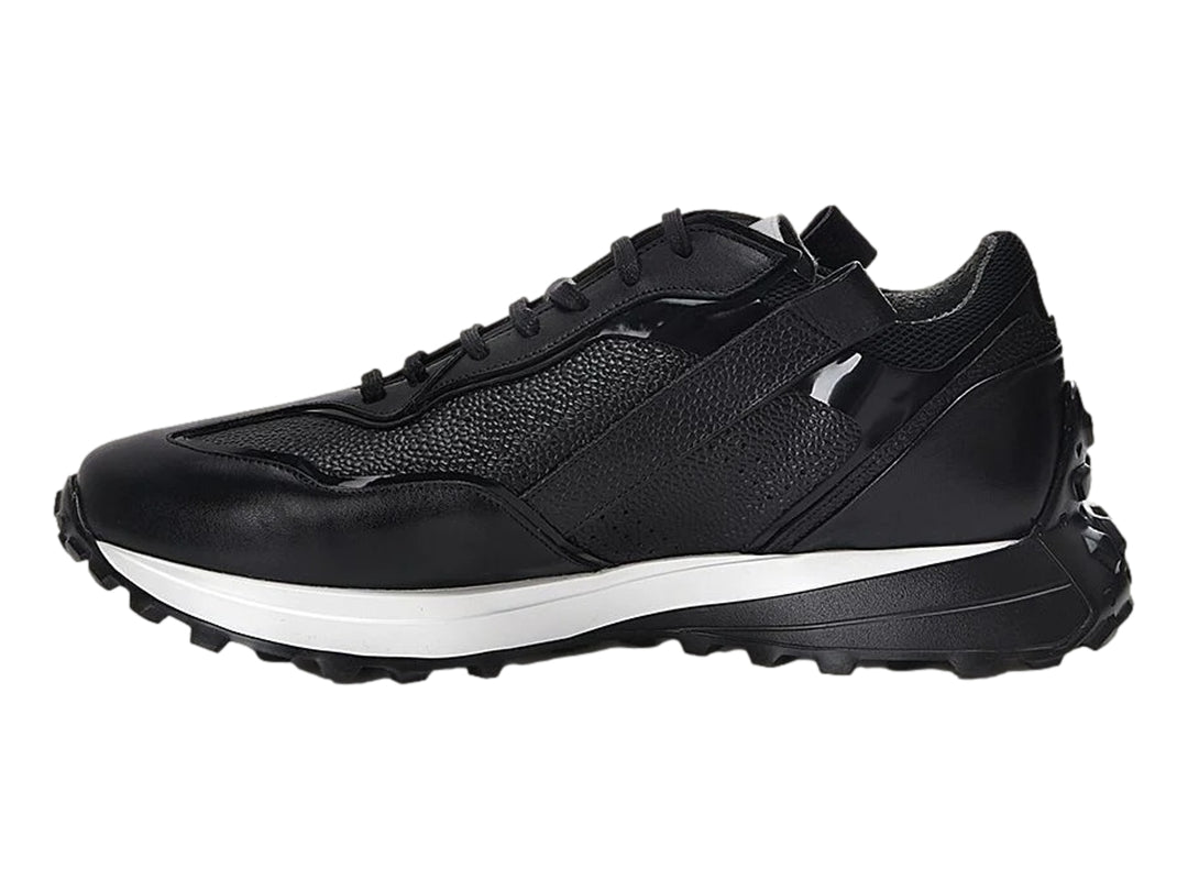 Tenis de cuero negro con suela blanca y detalles rojos laterales.