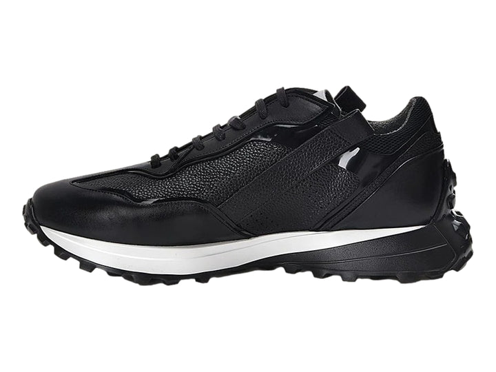 Tenis de cuero negro con suela blanca y detalles rojos laterales.