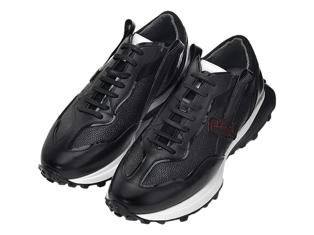 Tenis de cuero negro con suela blanca y detalles rojos laterales.