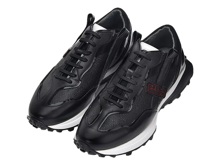Tenis de cuero negro con suela blanca y detalles rojos laterales.