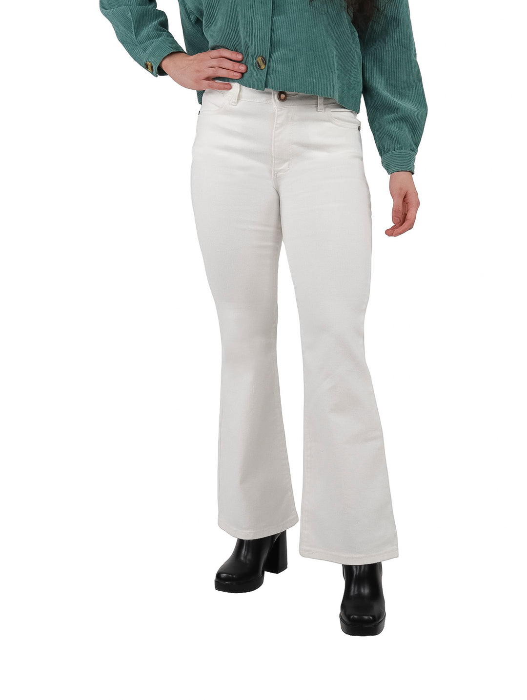 Mujer vistiendo jeans blancos de corte campana con zapatos negros sobre fondo blanco.