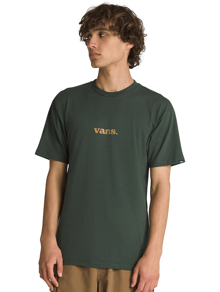 Hombre vistiendo una camiseta de manga corta color verde oscuro con el logo de Vans en el pecho.