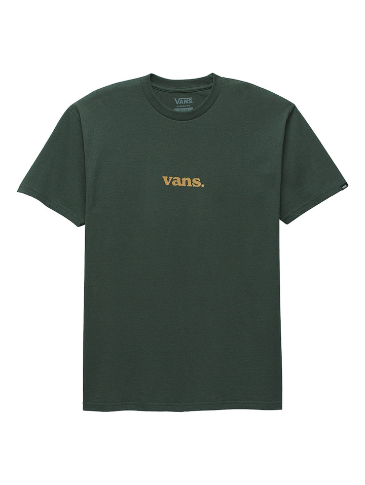 Hombre vistiendo una camiseta de manga corta color verde oscuro con el logo de Vans en el pecho.