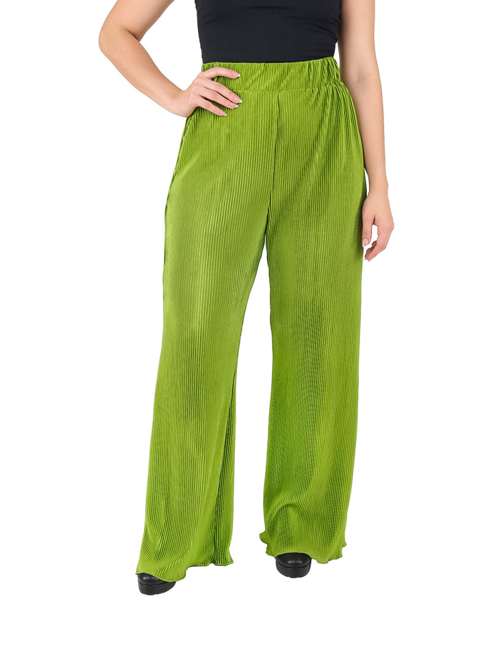 Mujer vistiendo un pantalón verde brillante de pierna ancha con textura plisada y talle alto.