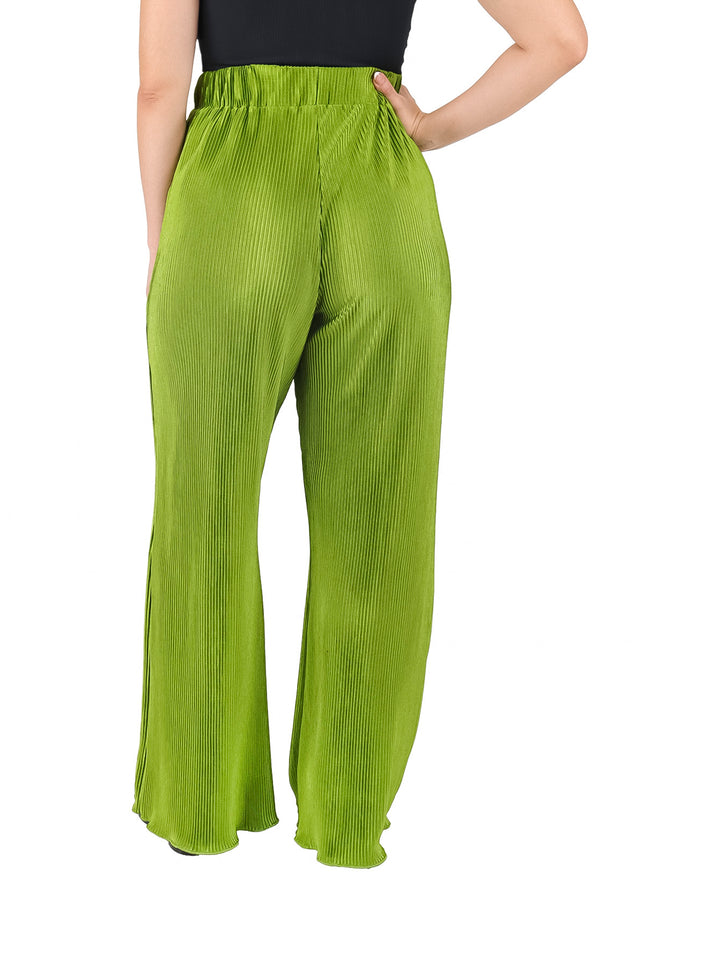 Mujer vistiendo un pantalón verde brillante de pierna ancha con textura plisada y talle alto.