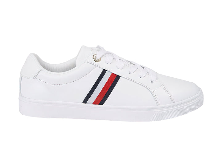 Tenis Tommy Hilfiger blancos con franjas azul y roja en el lateral y suela blanca.
