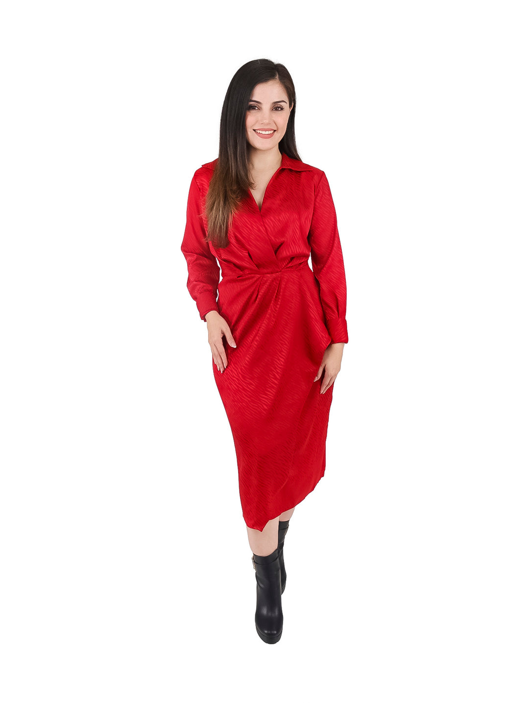 Mujer vistiendo un vestido midi rojo de manga larga con diseño cruzado y cuello.
