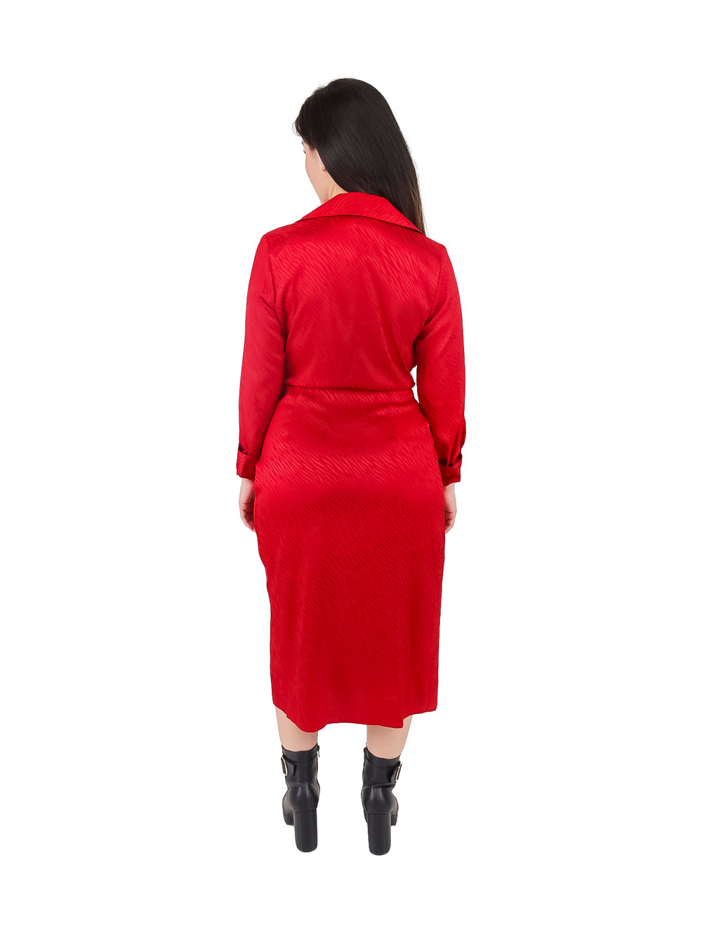 Mujer vistiendo un vestido midi rojo de manga larga con diseño cruzado y cuello.