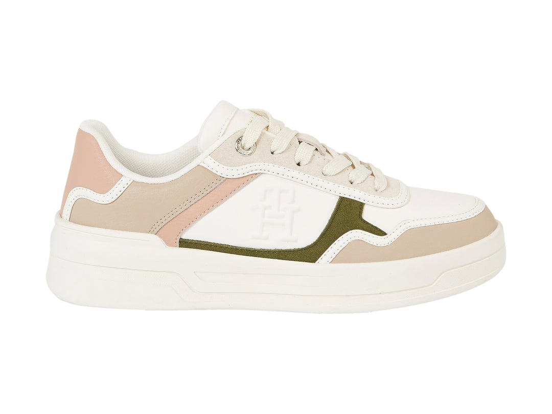 Tenis Tommy Hilfiger Essential Basket color blanco y beige con detalles en verde oliva.