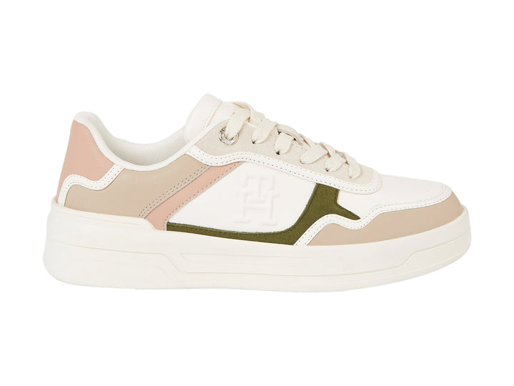 Tenis Tommy Hilfiger Essential Basket color blanco y beige con detalles en verde oliva.