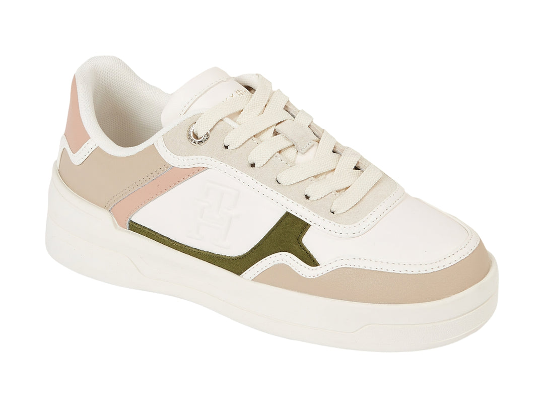 Tenis Tommy Hilfiger Essential Basket color blanco y beige con detalles en verde oliva.