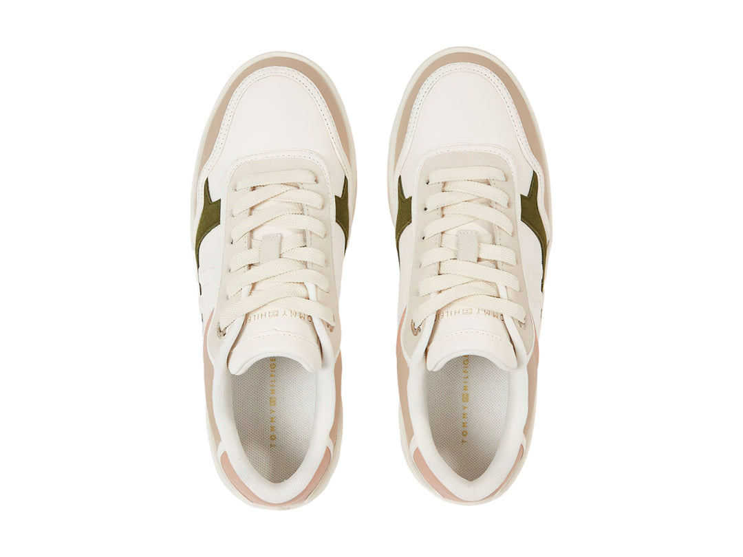 Tenis Tommy Hilfiger Essential Basket color blanco y beige con detalles en verde oliva.
