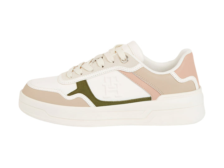 Tenis Tommy Hilfiger Essential Basket color blanco y beige con detalles en verde oliva.