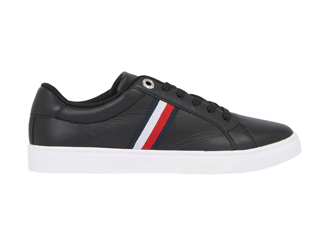 Tenis Tommy Hilfiger color negro con suela blanca y franjas laterales en rojo, blanco y azul.