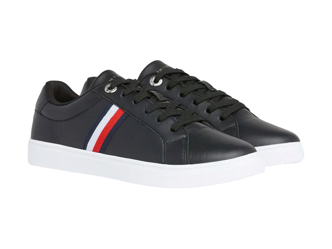 Tenis Tommy Hilfiger color negro con suela blanca y franjas laterales en rojo, blanco y azul.