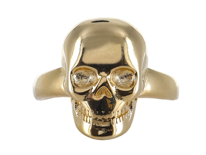 Anillo dorado con diseño de calavera detallada y acabado brillante sobre fondo blanco.